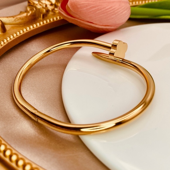 SOLD OUT! Please don’t buy it! Minimalist Clover Nail Design Hinge Bracelet Gold - Picture 3 of 10